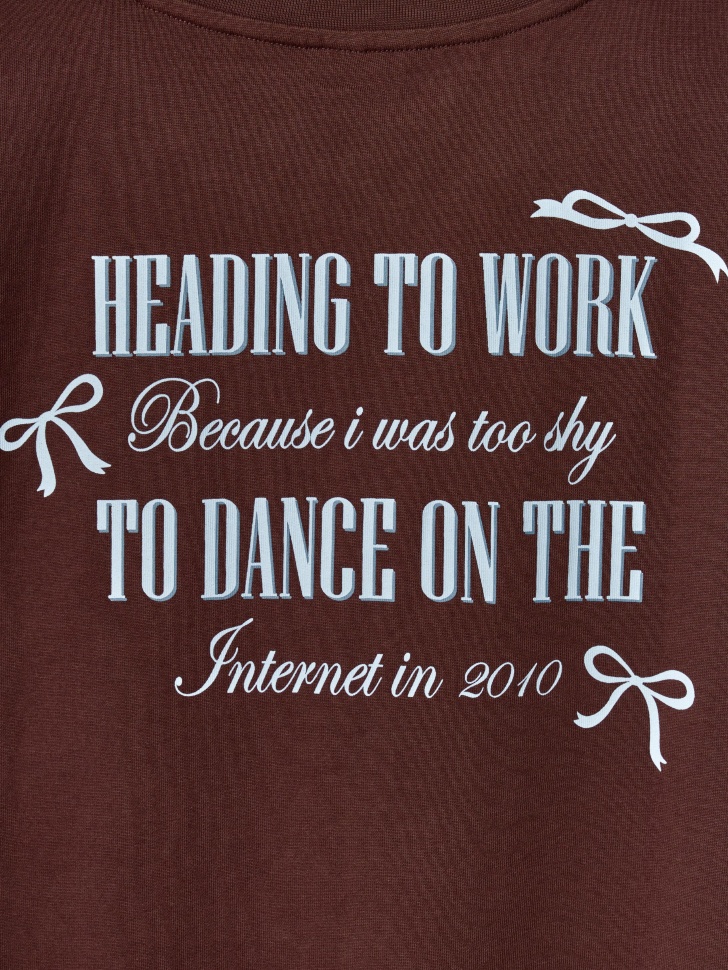 футболка с текстовым принтом из линейки  young по цене 1599 руб вид справа