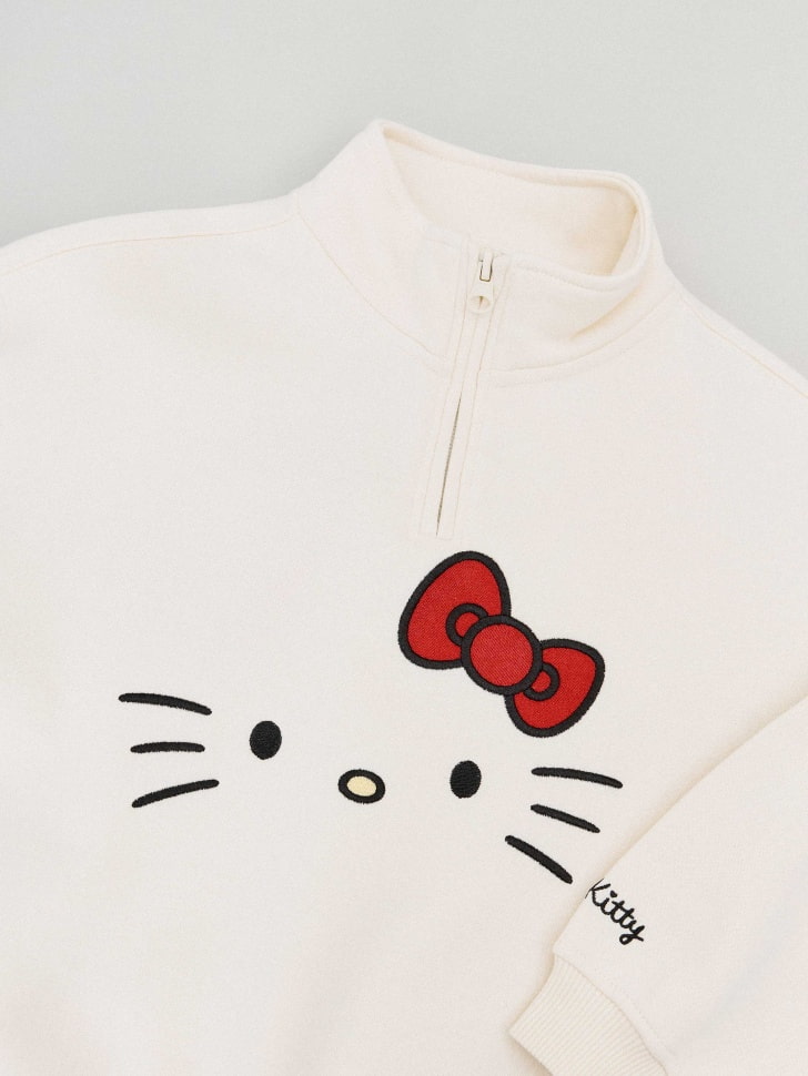 Свитшот с вышивкой Hello Kitty для девочек. Фото №6