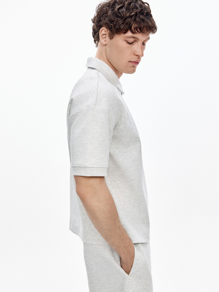 трикотажное поло оверсайз на молнии из россии вид сбоку