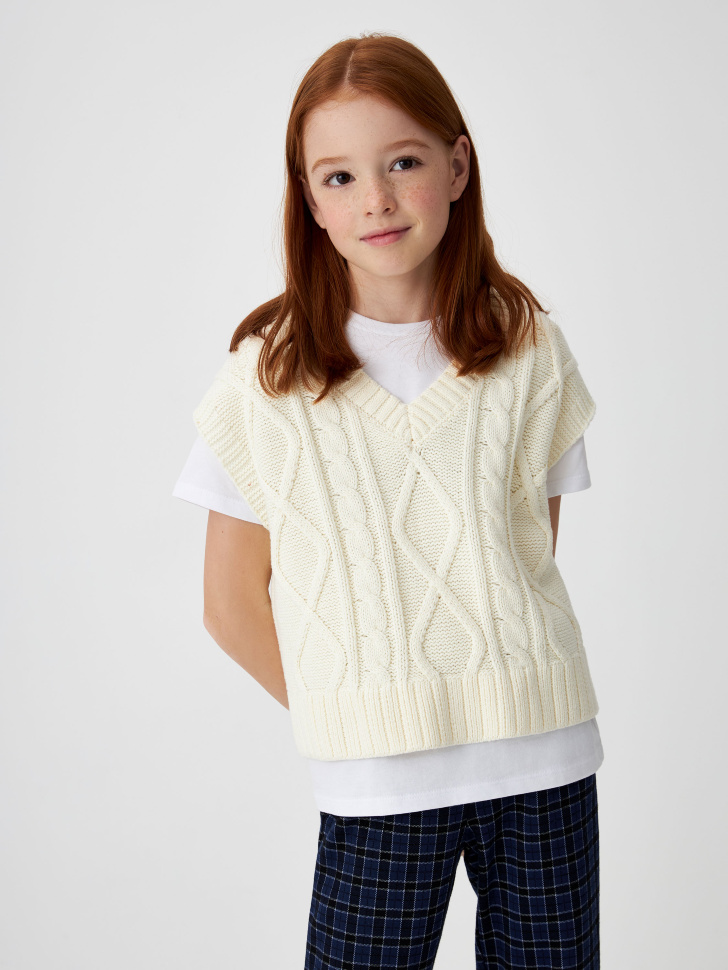 

Укороченный вязаный жилет для девочек