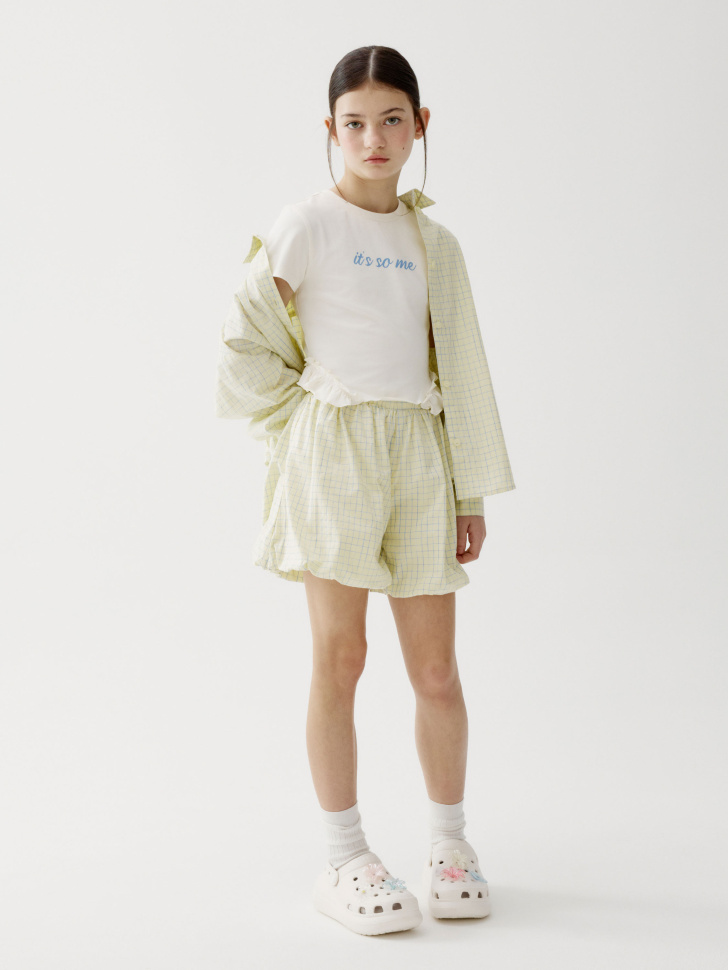 укороченная футболка с рюшами для девочек от бренда sela вид слева