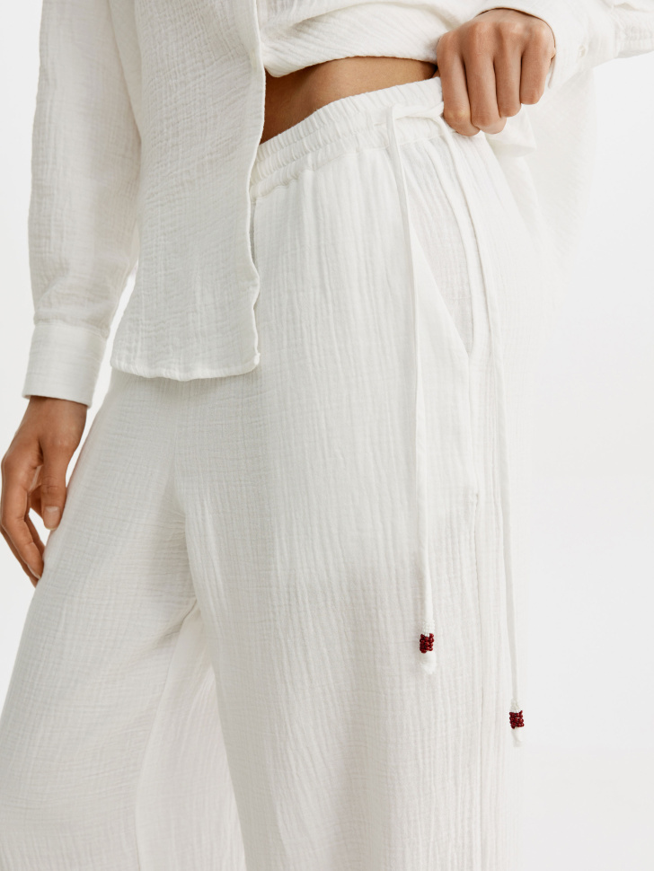 широкие муслиновые брюки с завязками по бокам от бренда sela вид слева