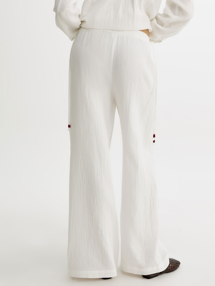 широкие муслиновые брюки с завязками по бокам из россии вид сбоку