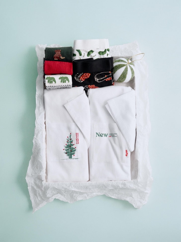 пижамная футболка с новогодним принтом от бренда sela вид слева