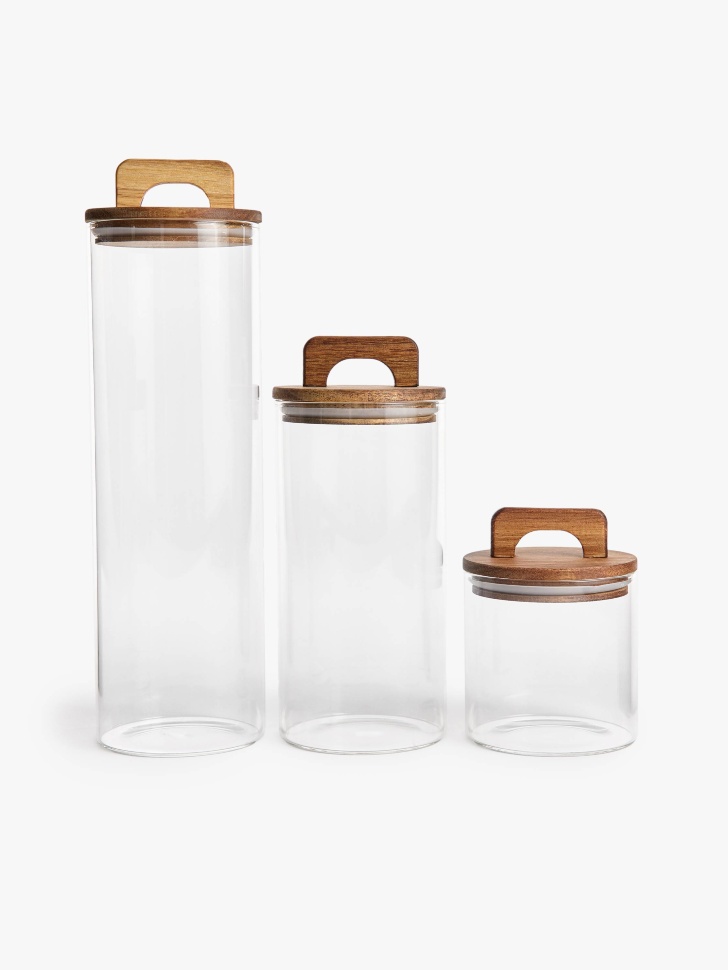 стеклянная банка для хранения с деревяной крышкой от бренда sela вид слева