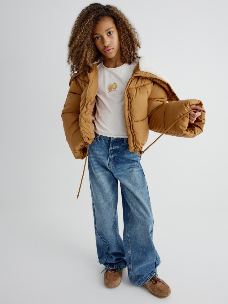 короткая куртка с объемным воротником для девочек от бренда sela вид слева