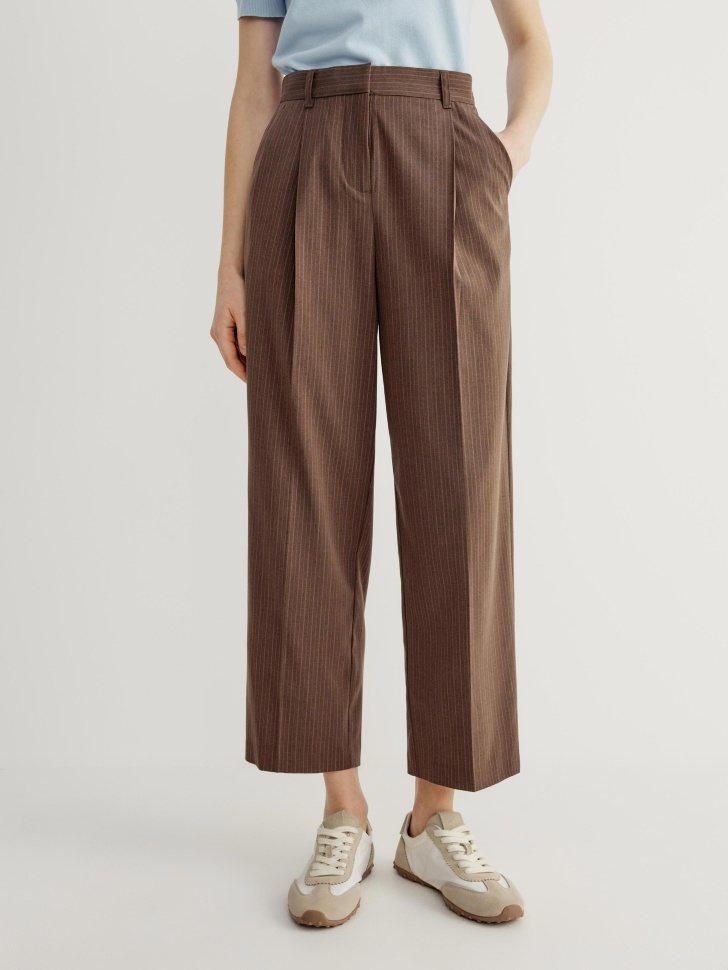 прямые укороченные брюки в полоску от бренда sela вид слева