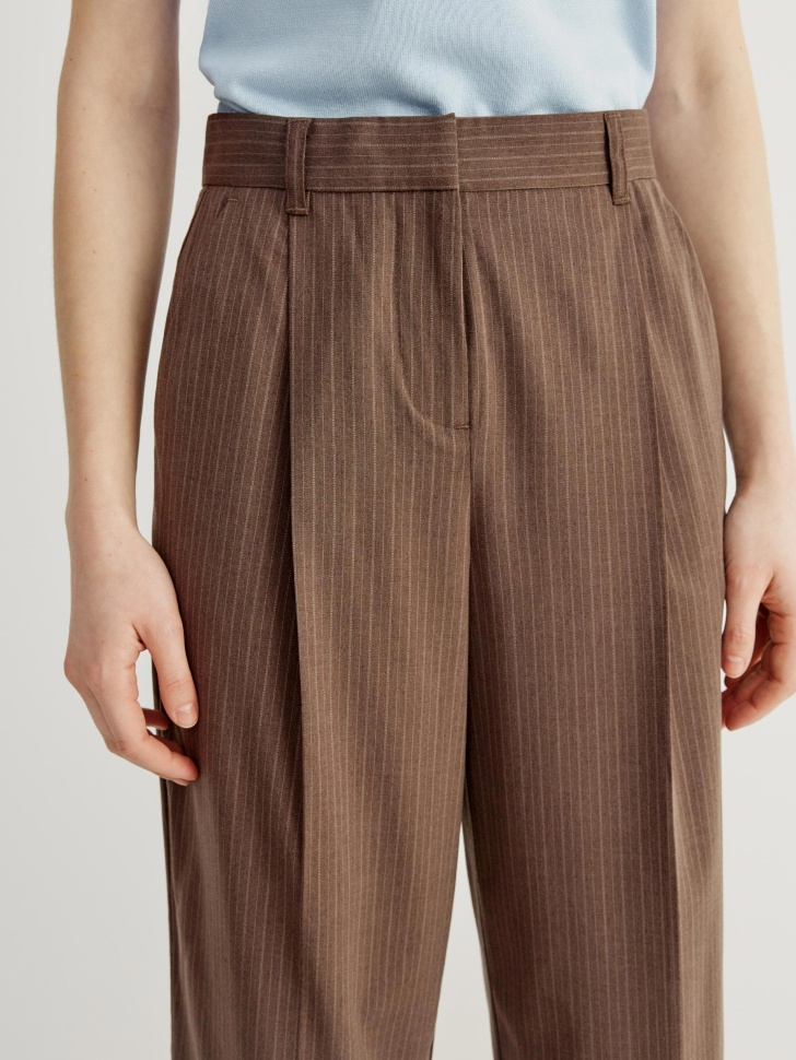 прямые укороченные брюки в полоску из россии вид сбоку