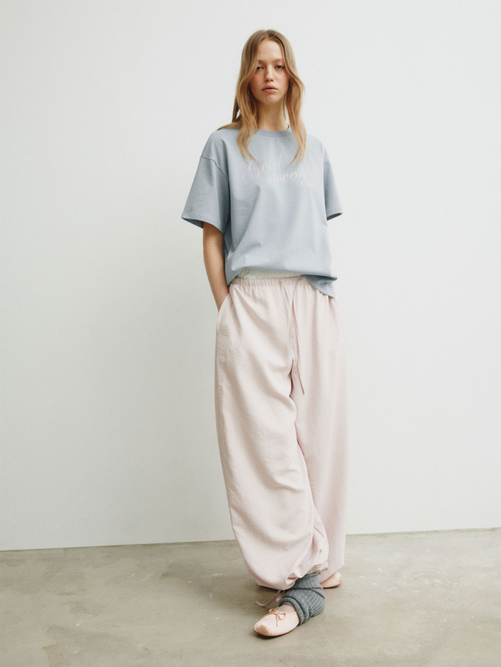 футболка с текстовым принтом из линейки  young от бренда sela вид слева