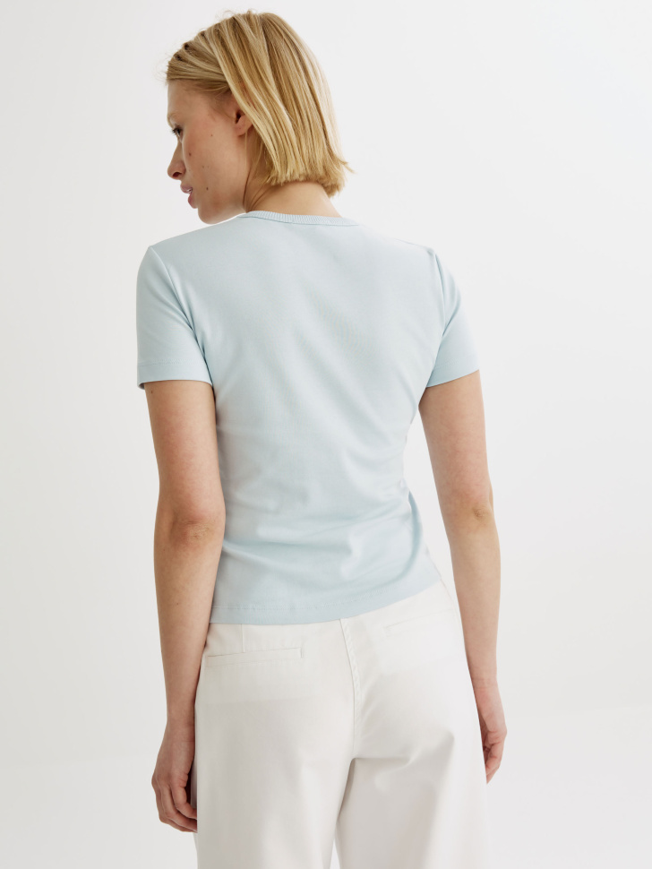 облегающая футболка кира по цене 999 руб вид справа