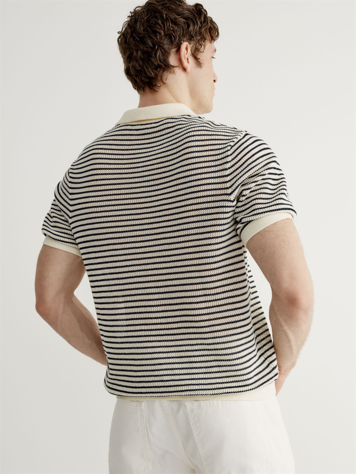 вязаное поло с коротким рукавом в полоску по цене 3599 руб вид справа