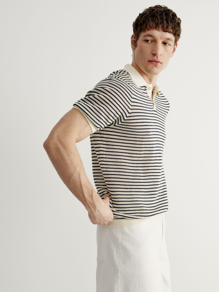 вязаное поло с коротким рукавом в полоску из россии вид сбоку