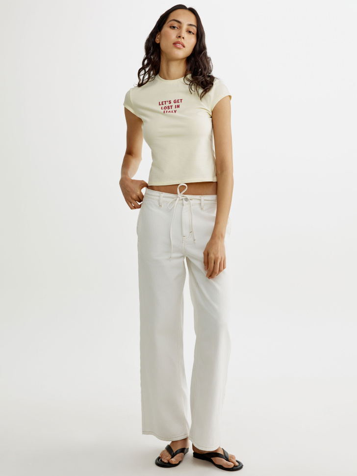 приталенная футболка с принтом от бренда sela вид слева