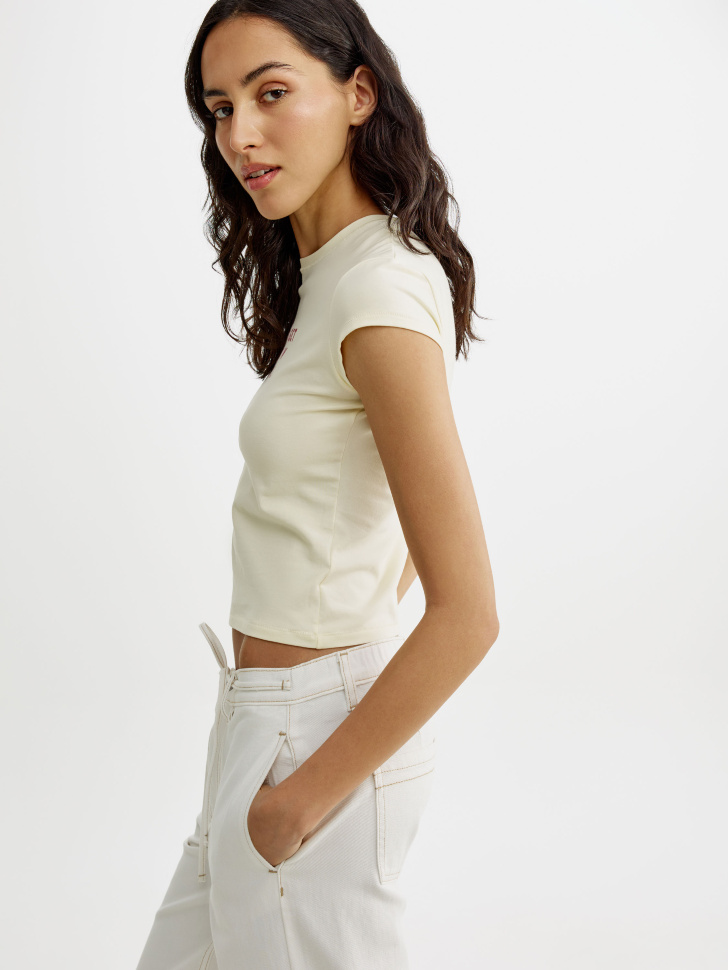 приталенная футболка с принтом по цене 1599 руб вид справа