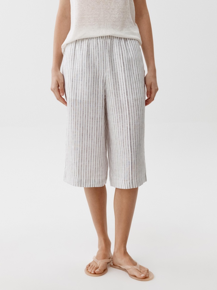 удлиненные шорты-бермуды со стрелками из льна от бренда sela вид слева