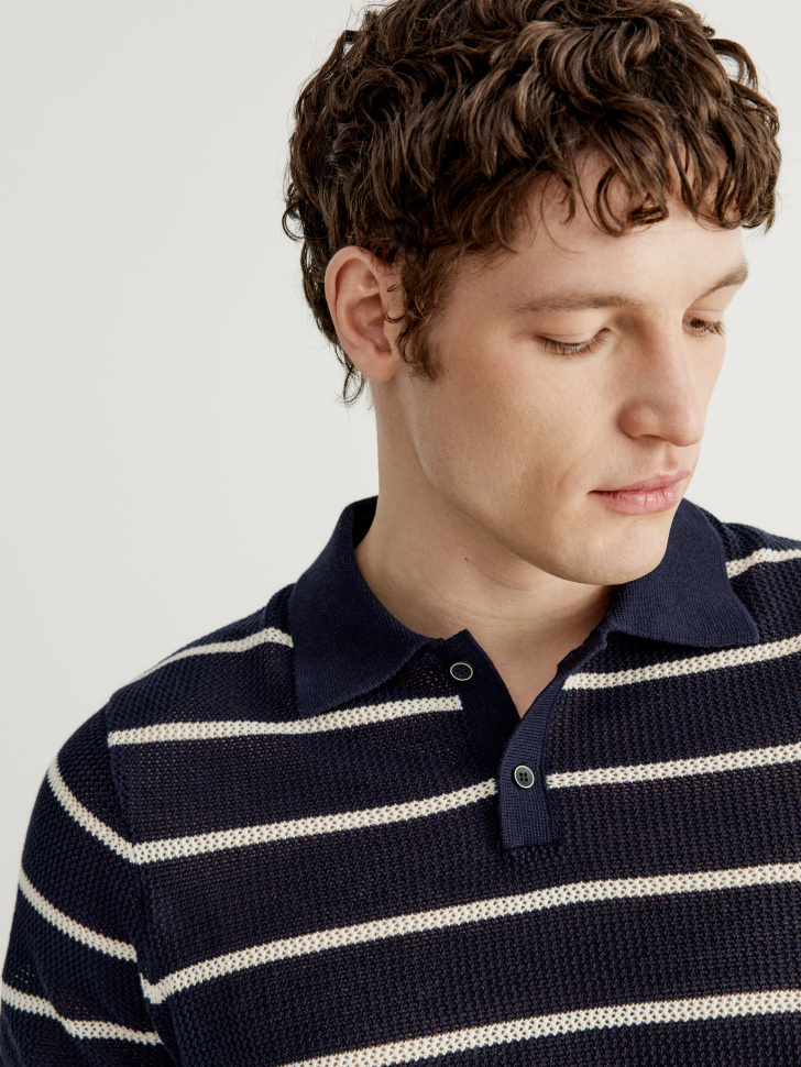 вязаное поло с коротким рукавом в полоску по цене 3599 руб вид справа