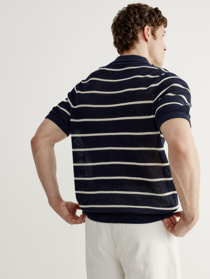 вязаное поло с коротким рукавом в полоску из россии вид сбоку