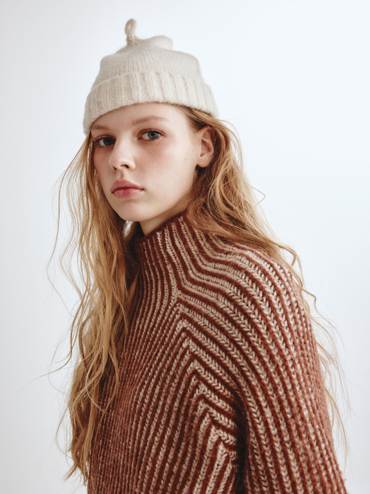 вязаная шапка-бини из линейки  young от бренда sela вид слева