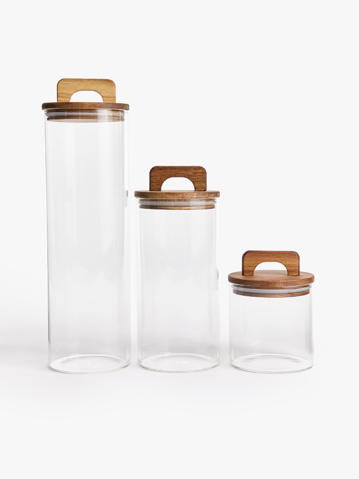 стеклянная банка для хранения с деревяной крышкой от бренда sela вид слева