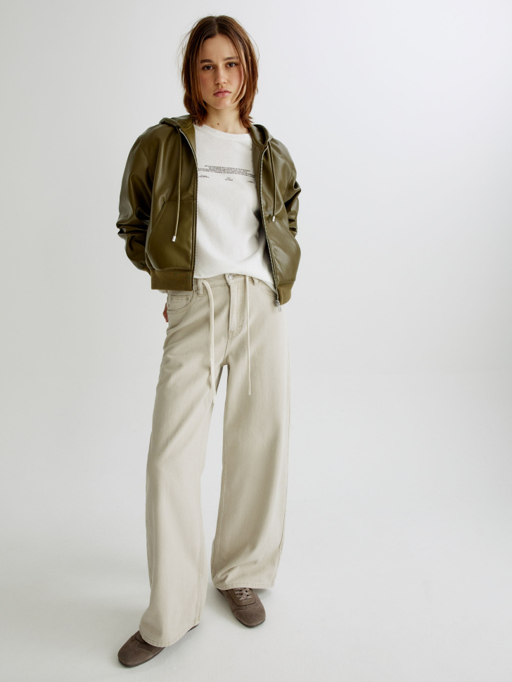 куртка бомбер из искусственной кожи с капюшоном от бренда sela вид слева