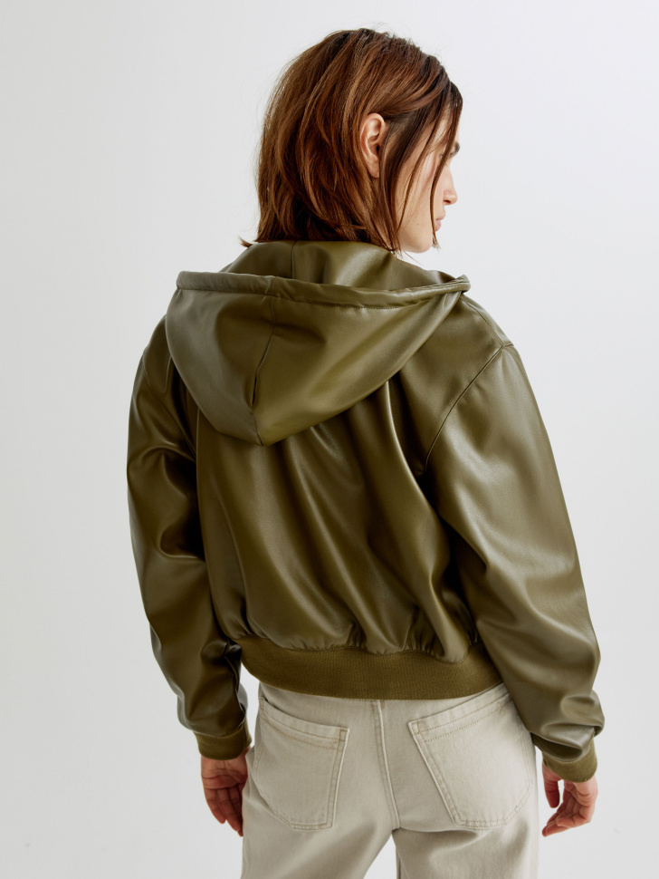 куртка бомбер из искусственной кожи с капюшоном по цене 5999 руб вид справа