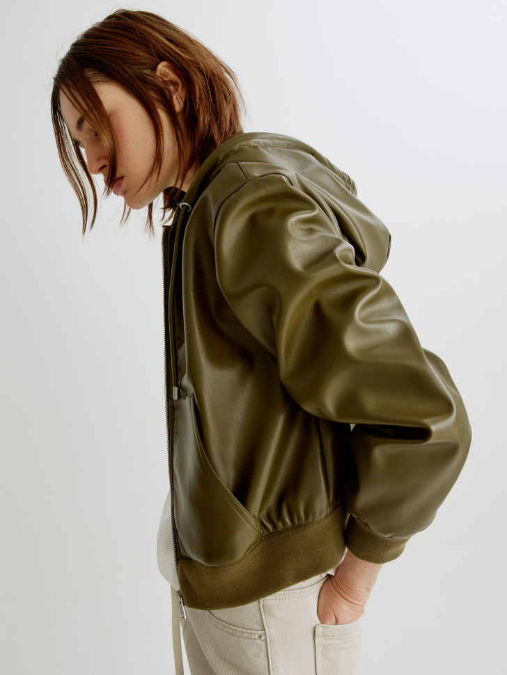 куртка бомбер из искусственной кожи с капюшоном из россии вид сбоку