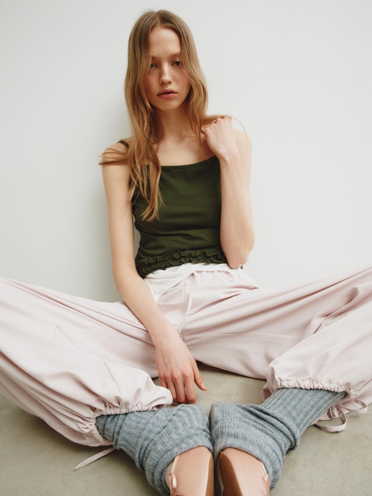 топ с оборкой из линейки  young от бренда sela вид слева