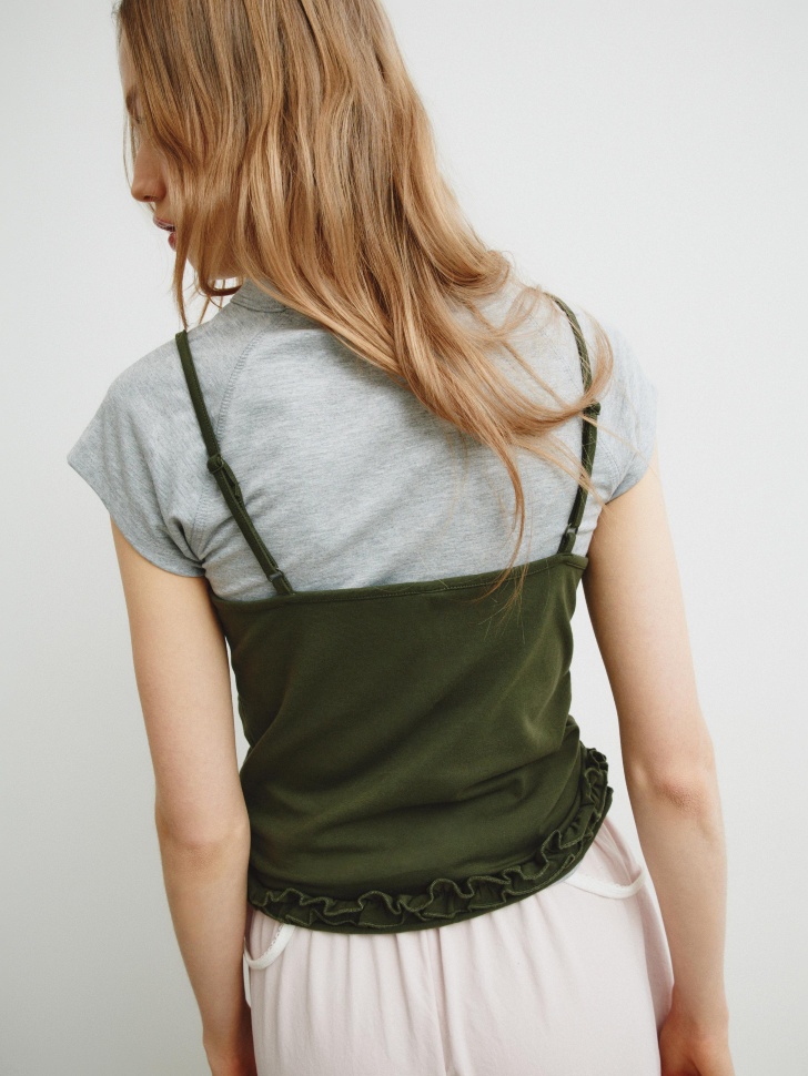 топ с оборкой из линейки  young из россии вид сбоку