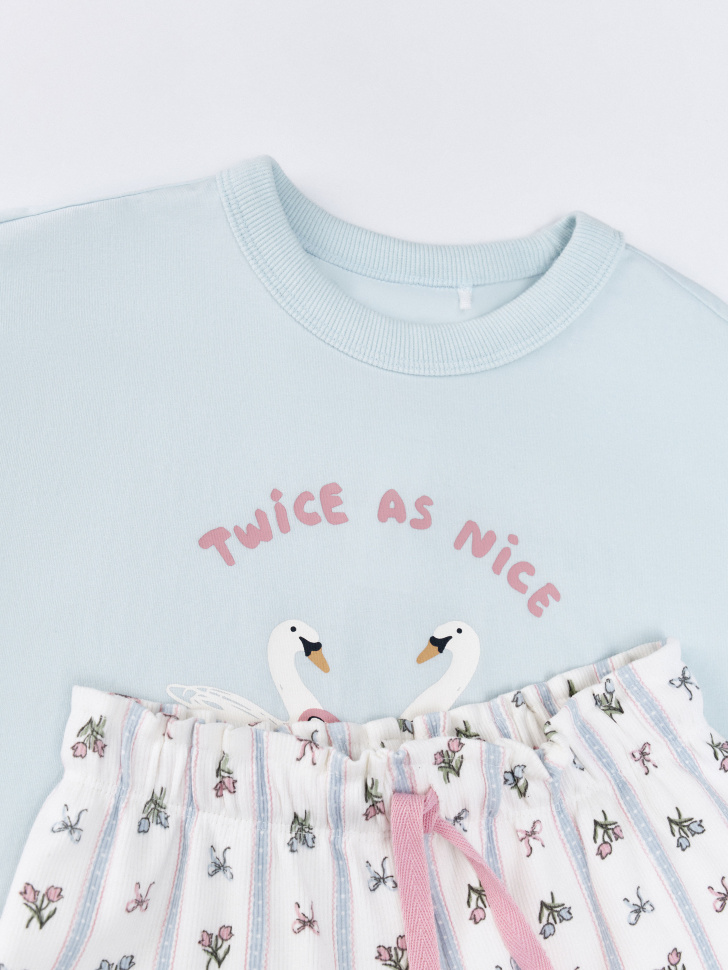 пижама с принтом для девочек от бренда sela вид слева