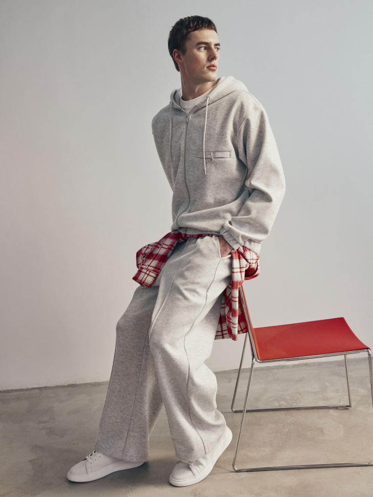 толстовка оверсайз на молнии от бренда sela вид слева