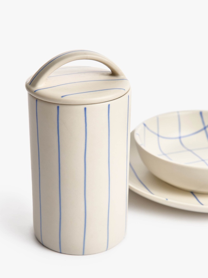 банка для хранения из каменной керамики с крышкой от бренда sela вид слева