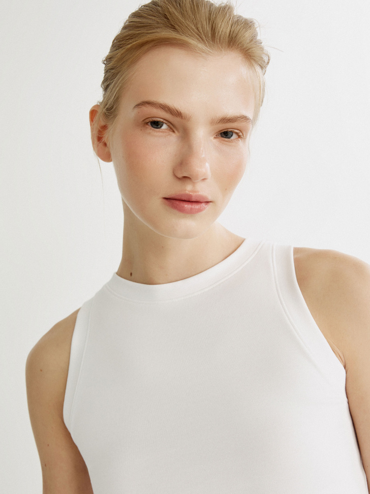 укороченный топ из интерлока по цене 999 руб вид справа