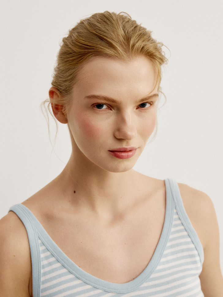 топ в рубчик на тонких бретелях по цене 1599 руб вид справа