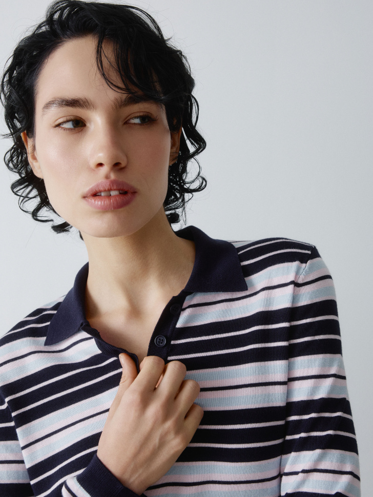 джемпер-поло в контрастную полоску по цене 2799 руб вид справа