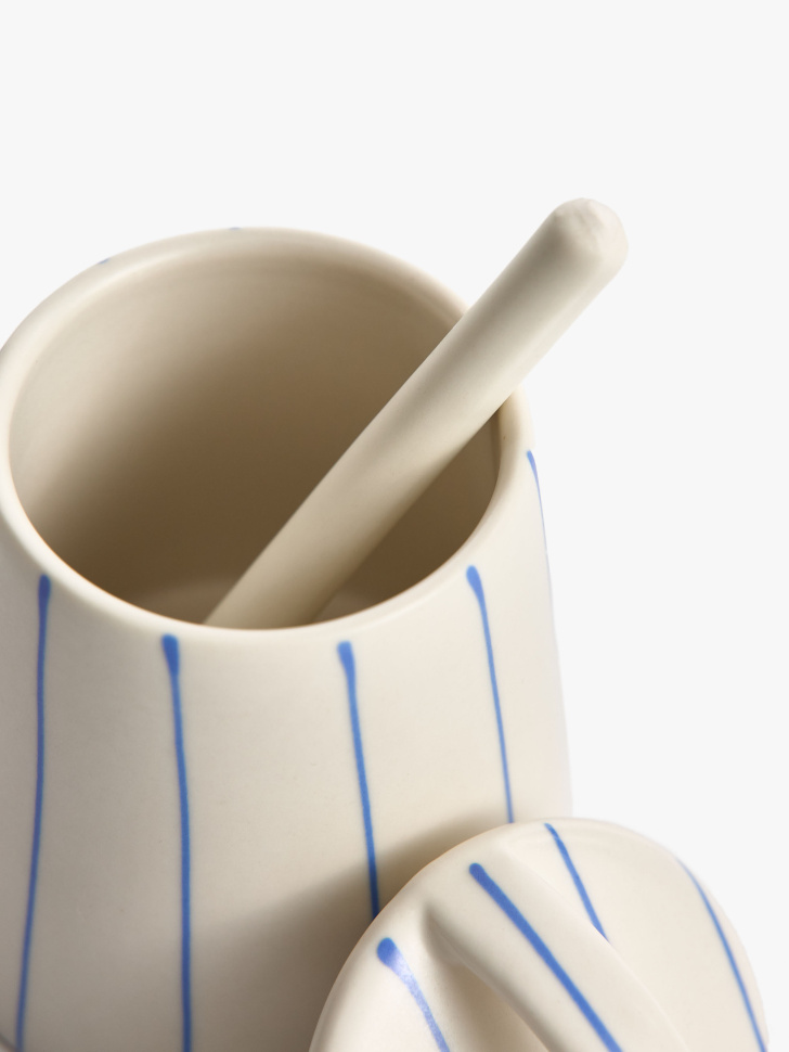 сахарница из каменной керамики с ложкой от бренда sela вид слева