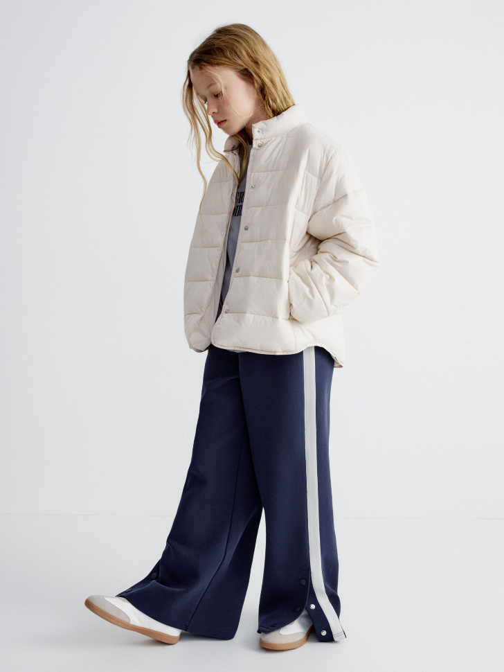 стеганая куртка для девочек от бренда sela вид слева