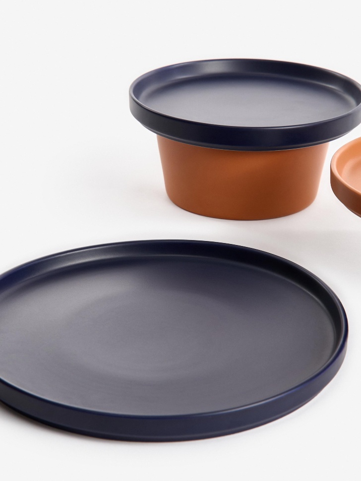 обеденная тарелка из каменной керамики от бренда sela вид слева