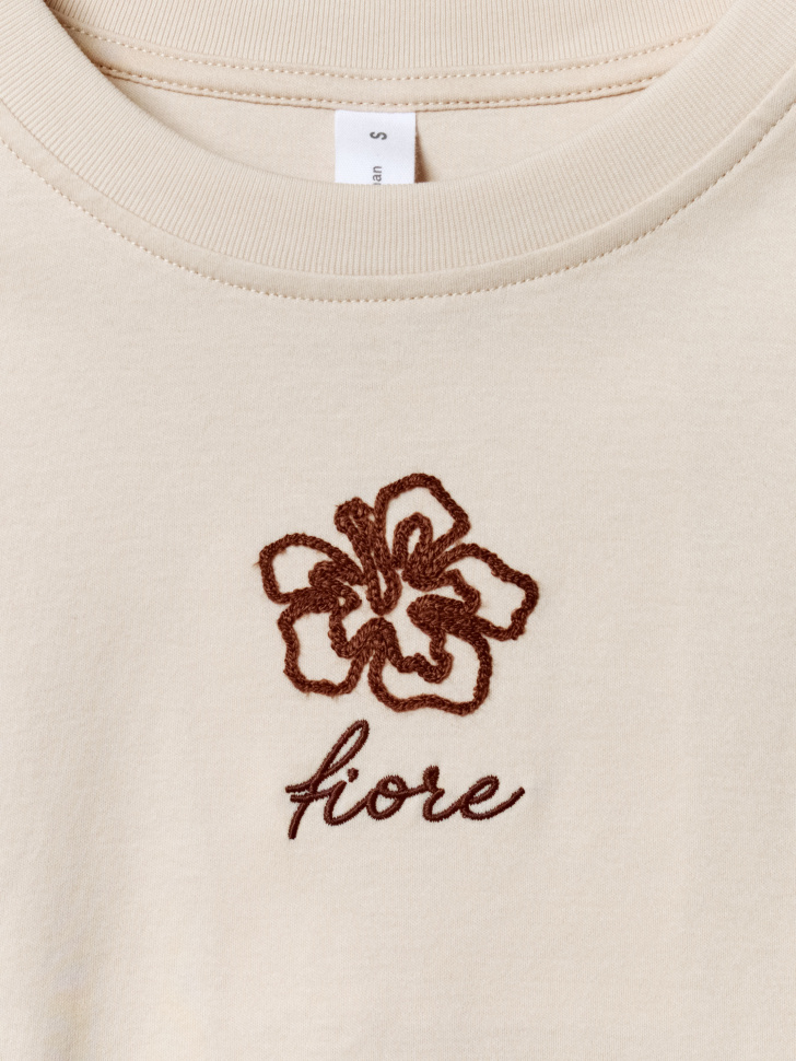 футболка с вышивкой прямого кроя от бренда sela вид слева