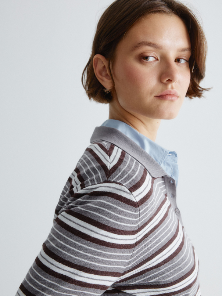 джемпер-поло в контрастную полоску по цене 2799 руб вид справа