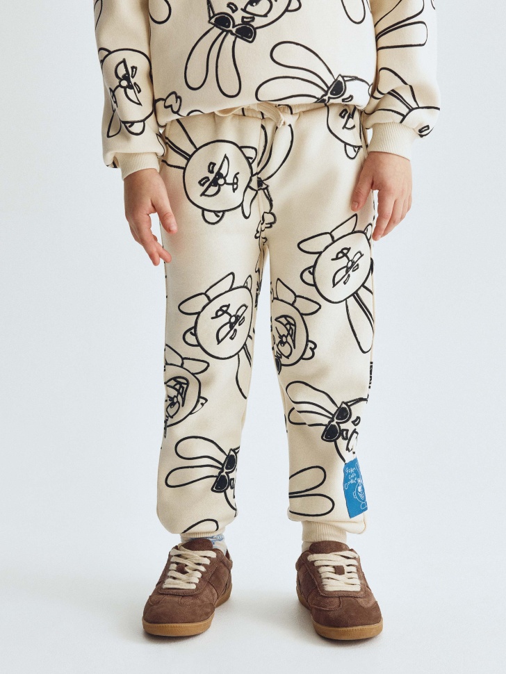 джоггеры для мальчиков с принтом  x смешарики от бренда sela вид слева