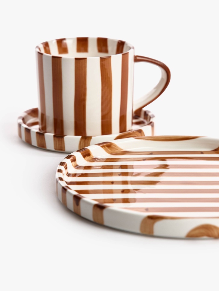 десертная тарелка из костяного фарфора в полоску от бренда sela вид слева