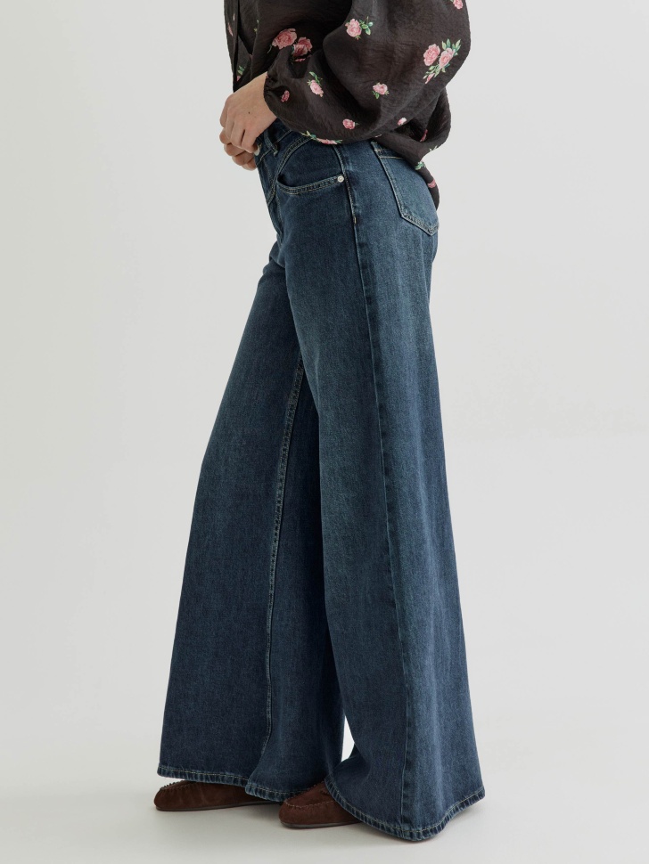 широкие джинсы с декоративной кокеткой по цене 4599 руб вид справа