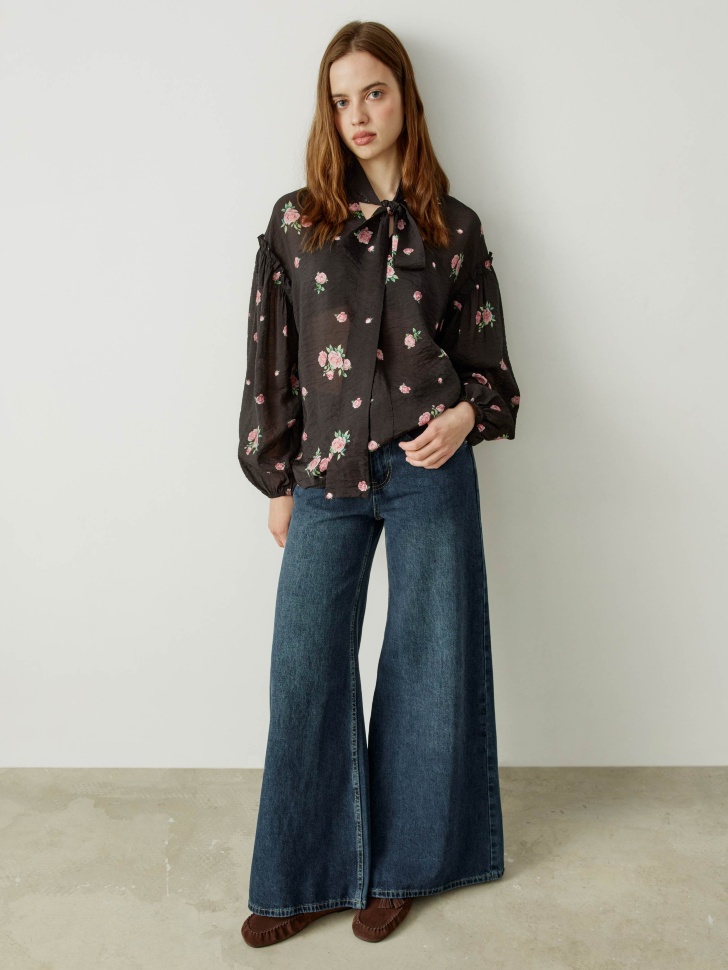 широкие джинсы с декоративной кокеткой из джинсы и джинскота спереди