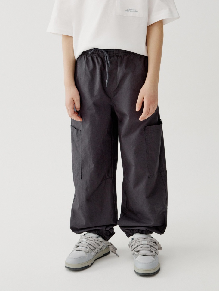 хлопковые брюки карго для мальчиков от бренда sela вид слева