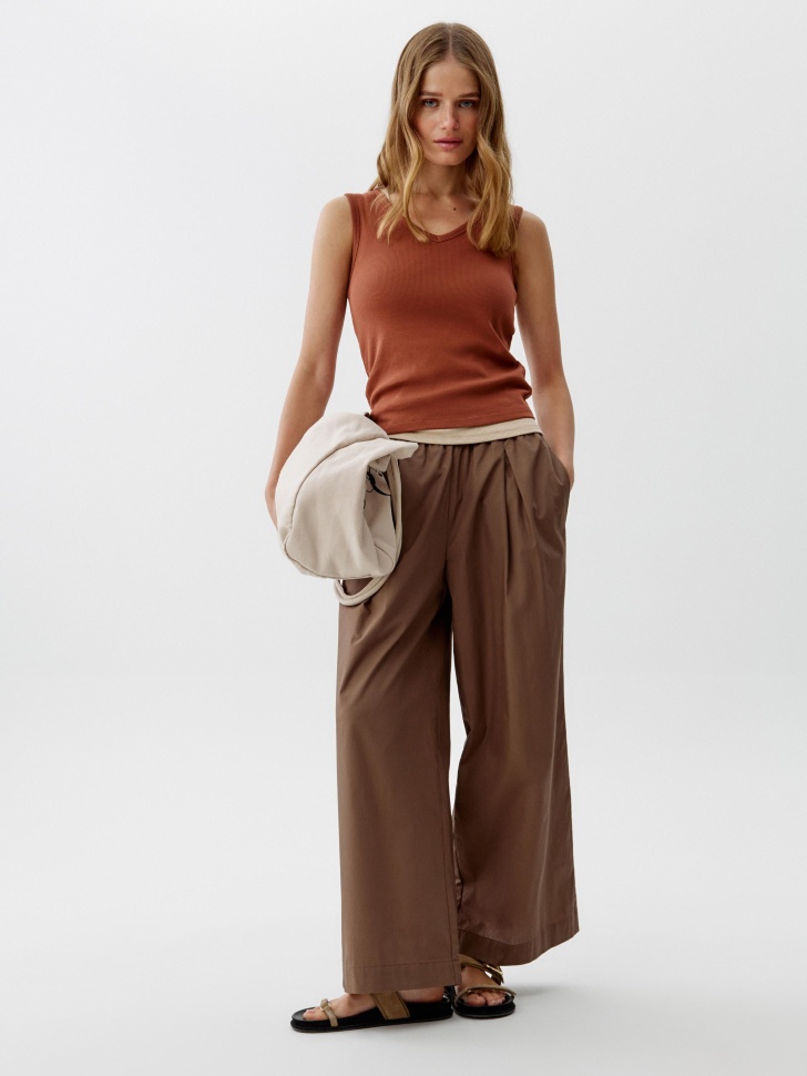 топ приталенный с треугольным вырезом в рубчик от бренда sela вид слева