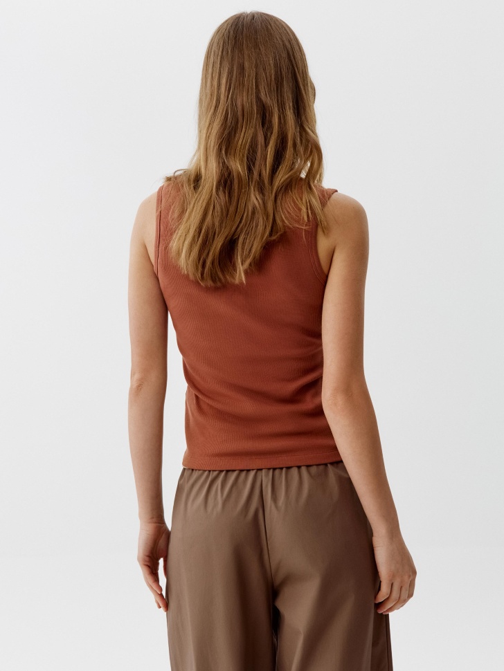 топ приталенный с треугольным вырезом в рубчик по цене 1299 руб вид справа