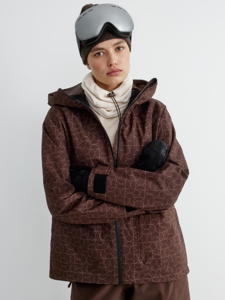 горнолыжная куртка из технологичной мембраны с лямками 4610517111302 на официальном сайте