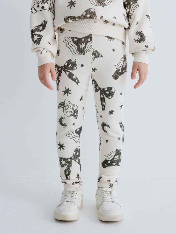 леггинсы с блестящим принтом для девочек от бренда sela вид слева